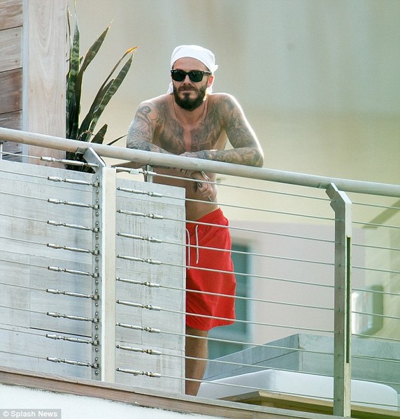 Shirtless David Beckham displays rock hard abs in Miami